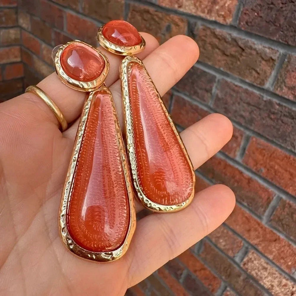 Selena Gomez Gold Champagne Resin Earrings - Picture 7 of 7